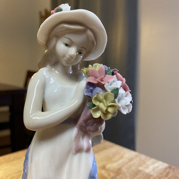 Mallorca Porcelain Figurine - Young Lady Holding Bouquet of Flowers - Picture 15 of 16